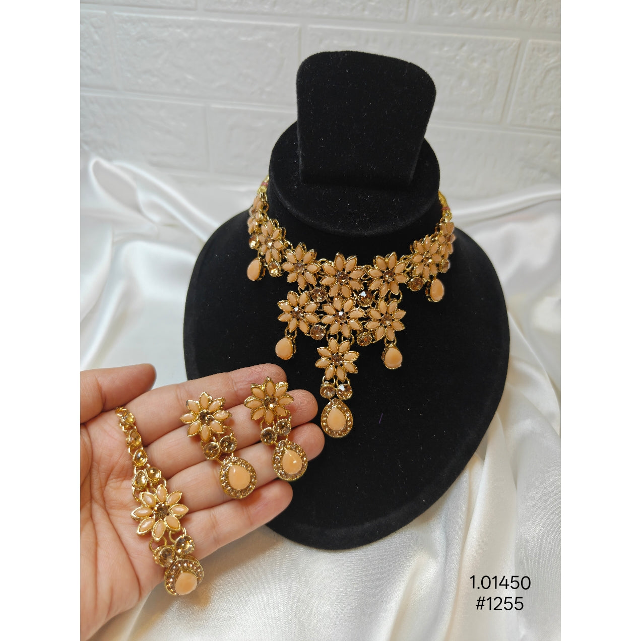 Elegant Gold Floral peach Necklace Set