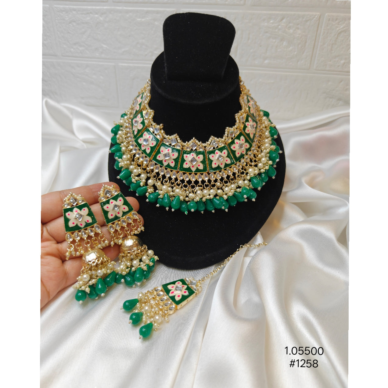Green and White Kundan Floral Necklace Set