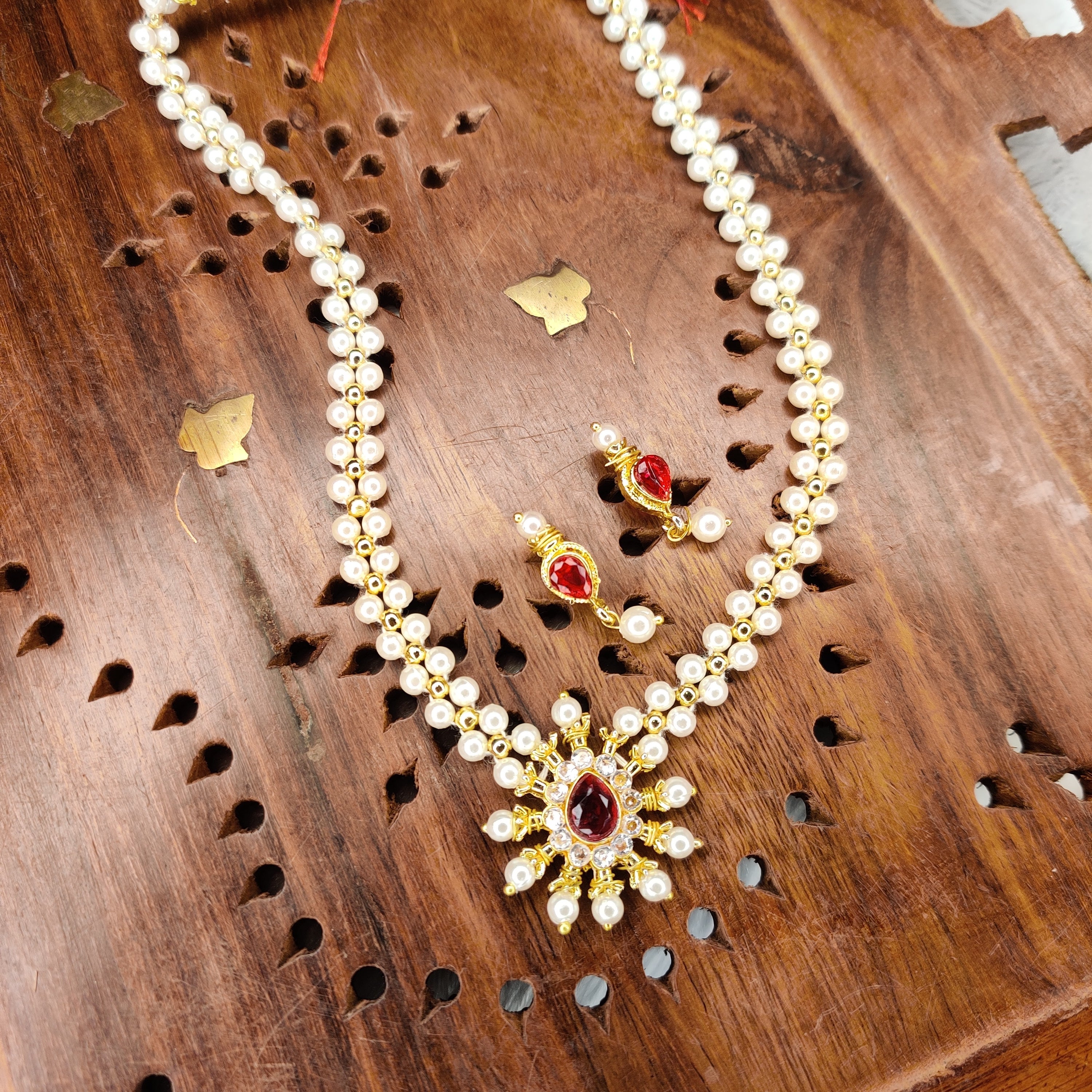 Minimal Pearl Necklace