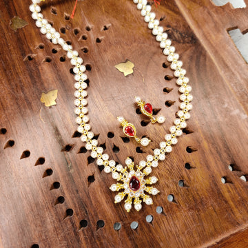 Minimal Pearl Necklace