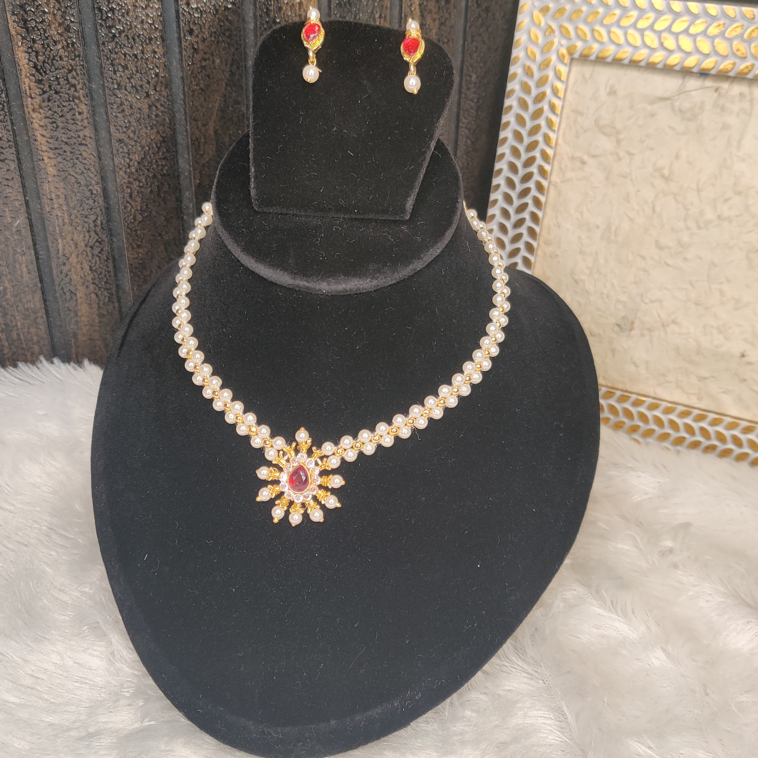 Minimal Pearl Necklace