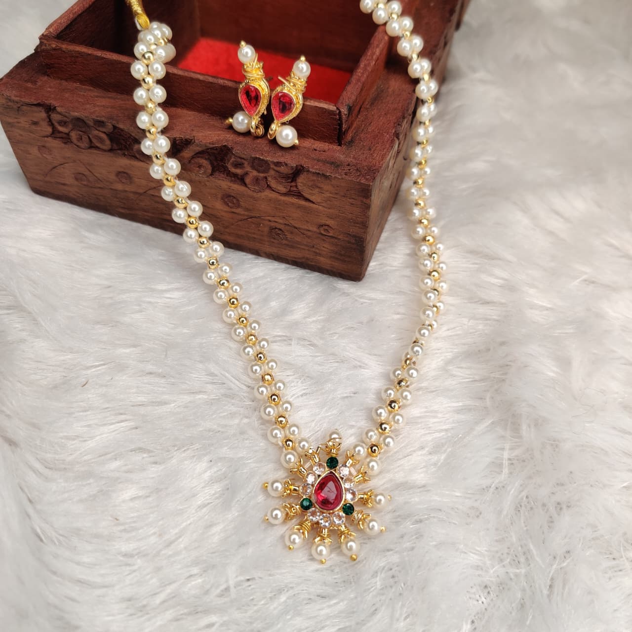 Minimal Multi Color Pearl Necklace