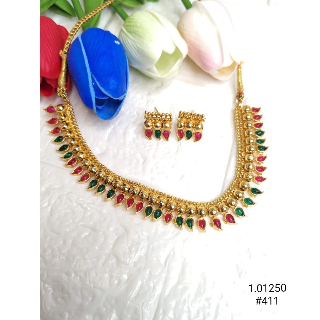 Antique Gold Necklace for Saree – Classic Ethnic Jewelry