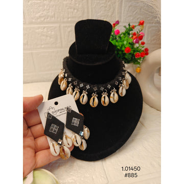 Stylish Shell Choker for Women