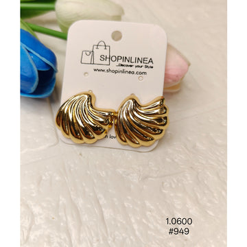 Elegant Gold Shell Earrings